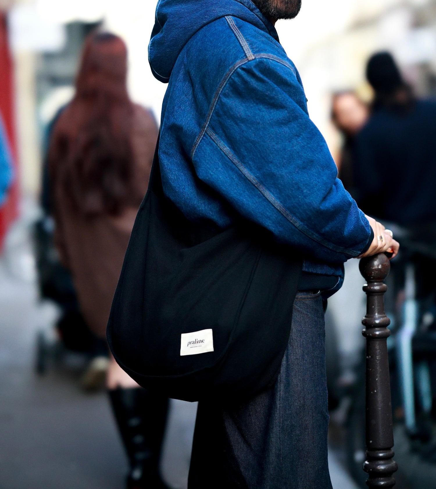 Le Vagabond, sac à la fois polyvalent et élégant, est fait main à Paris en tissu d'ameublement. Il allie robustesse et durabilité, pour vous accompagner fidèlement dans toutes vos aventures quotidiennes.