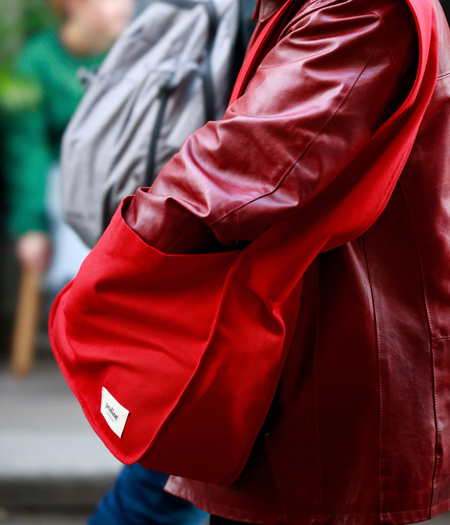 Le Vagabond, sac à la fois polyvalent et élégant, est fait main à Paris en tissu d'ameublement. Il allie robustesse et durabilité, pour vous accompagner fidèlement dans toutes vos aventures quotidiennes.