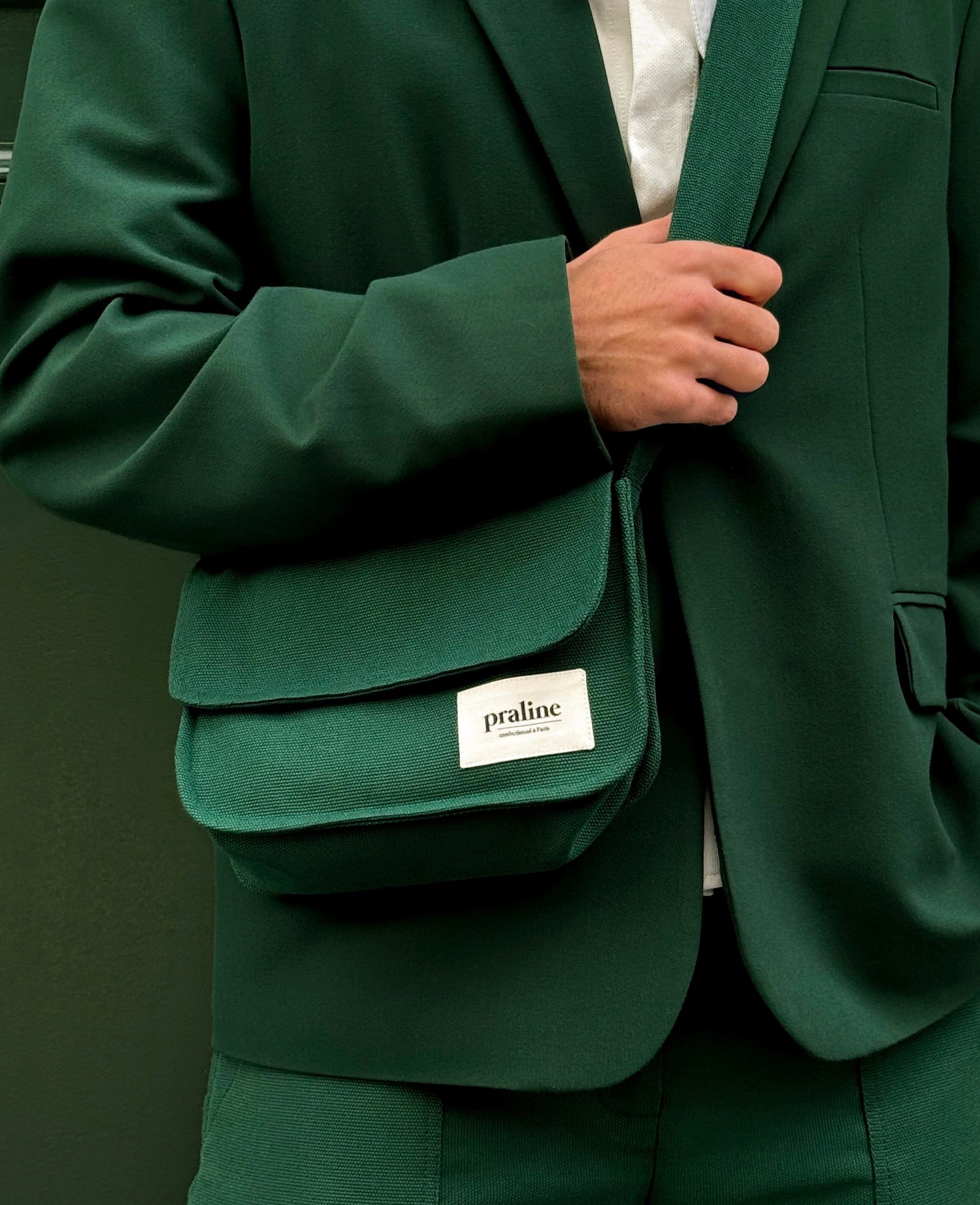 Le Hobo, format compact de notre collection, fabriqué à Paris en tissu d'ameublement, avec poche principale et zippée, est idéal pour vos sorties quotidiennes.