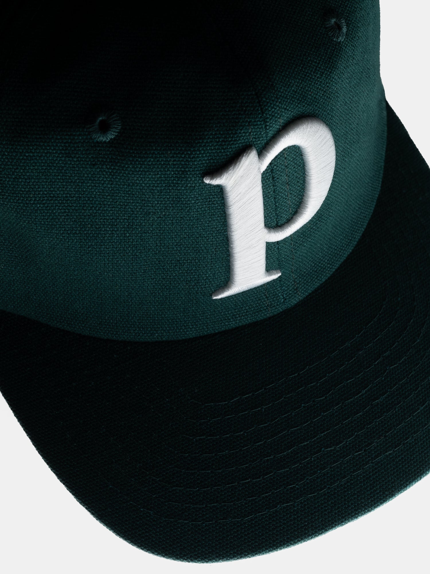 La Rover Cap, première casquette Praline, disponible en 3 coloris, incarne l'aventure et l'exploration, inspirée par l'esprit du mouvement et de la liberté.