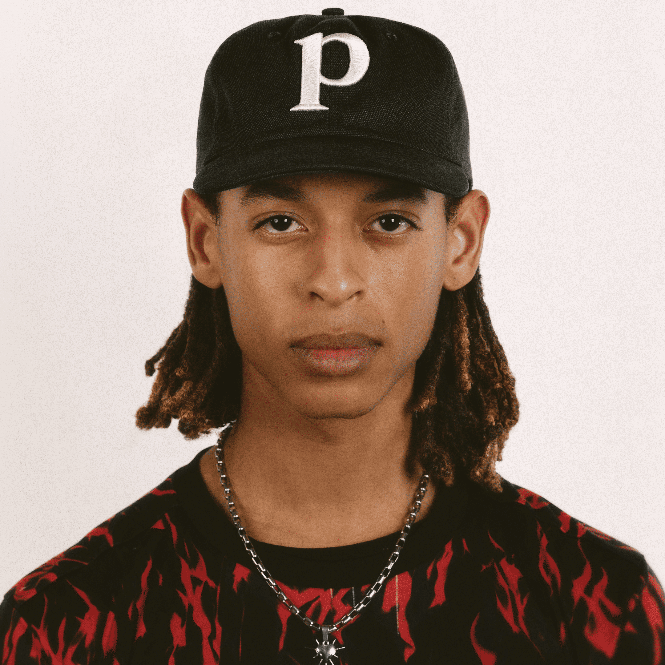 Casquette noir en tissu d’ameublement portée