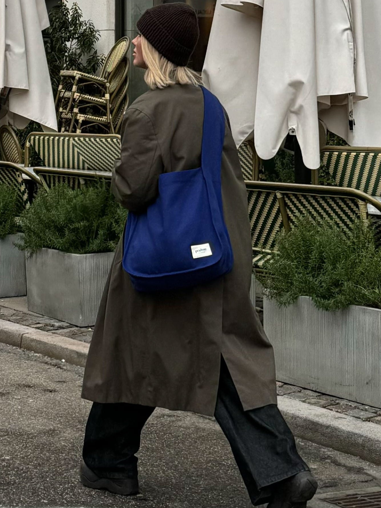 Le Vagabond Bleu, sac fait main à Paris en tissu d’ameublement, ajoute une touche de sophistication à vos tenues, alliant artisanat, élégance et longévité.