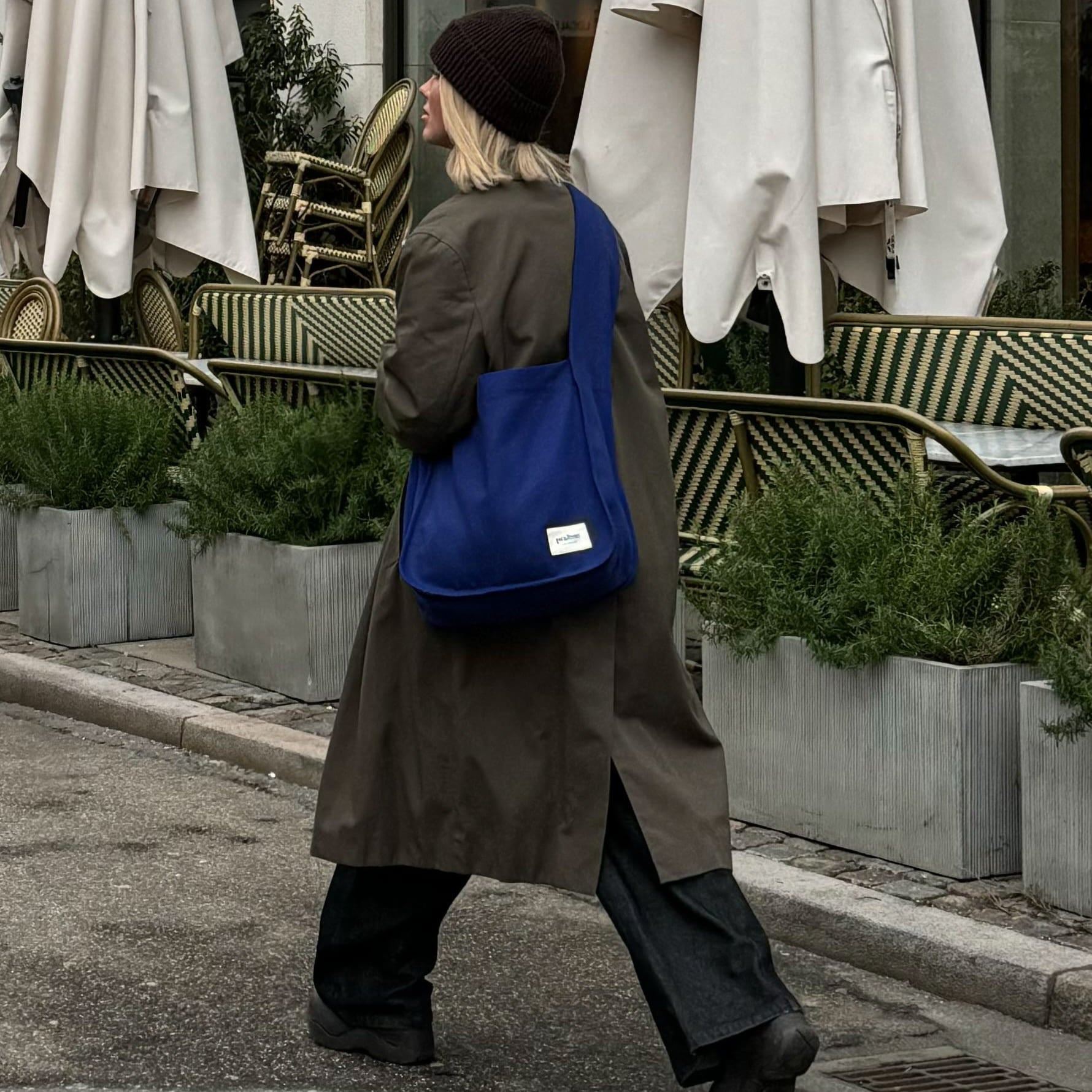 Le Vagabond Bleu, sac fait main à Paris en tissu d’ameublement, ajoute une touche de sophistication à vos tenues, alliant artisanat, élégance et longévité.