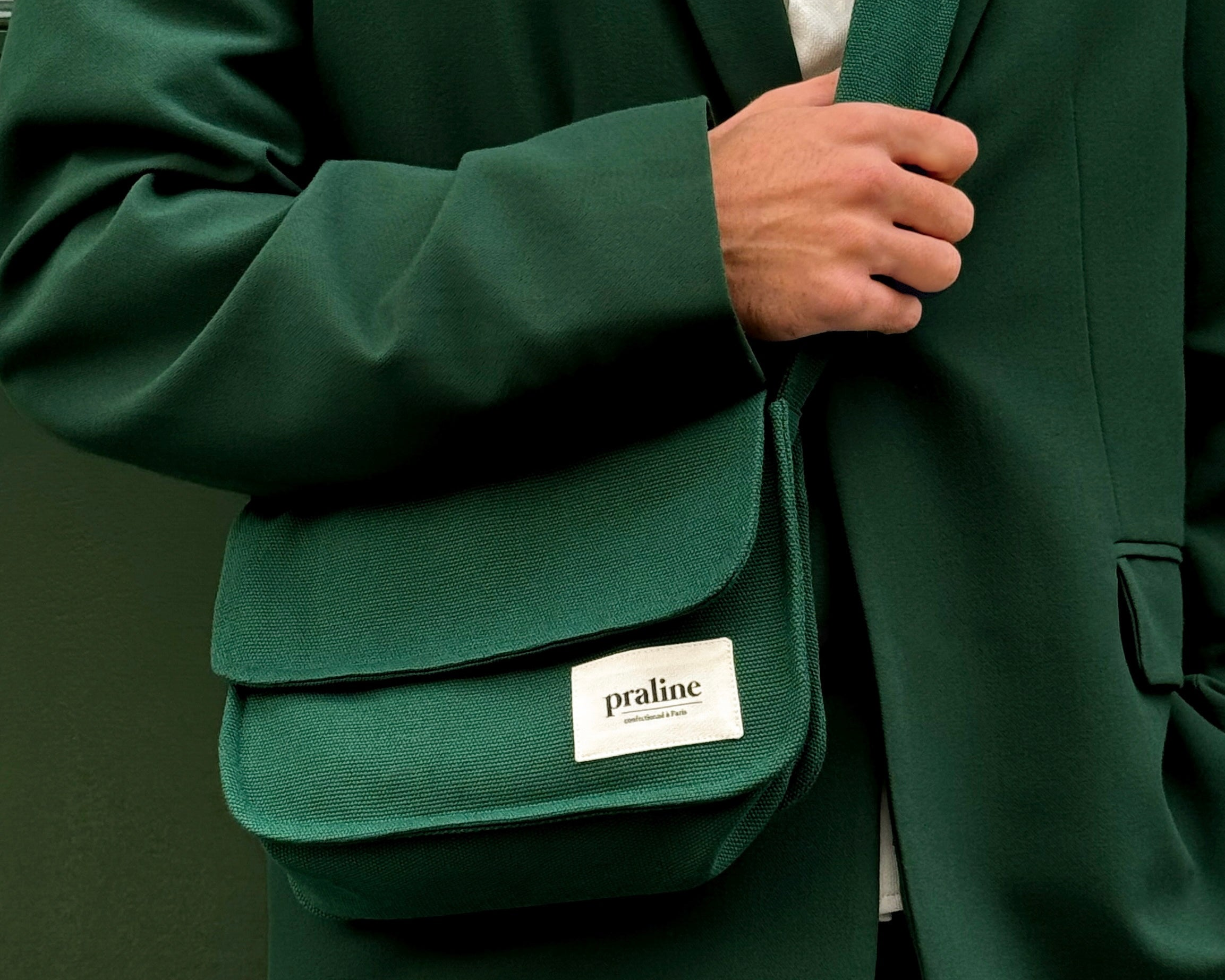 Le Hobo, format compact de notre collection, fabriqué à Paris en tissu d'ameublement, avec poche principale et zippée, est idéal pour vos sorties quotidiennes.