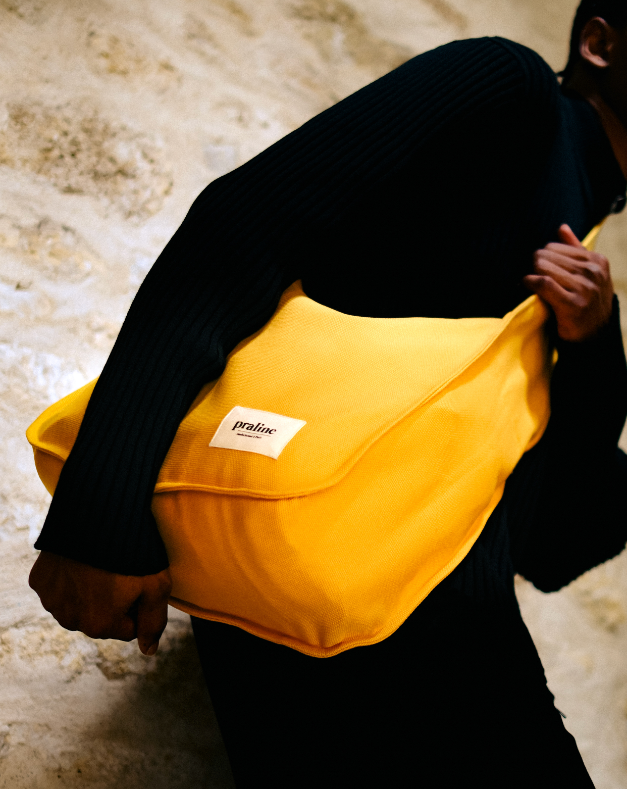 Le Vagabond, sac à la fois polyvalent et élégant, est fait main à Paris en tissu d'ameublement. Il allie robustesse et durabilité, pour vous accompagner fidèlement dans toutes vos aventures quotidiennes.