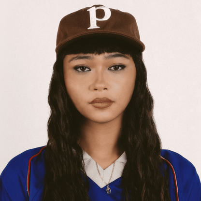 Casquette marron en tissu d’ameublement portée