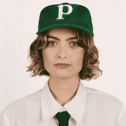 Casquette verte en tissu d’ameublement portée