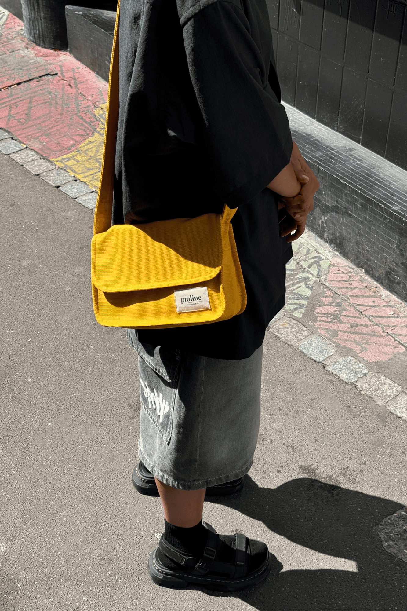 Le Hobo jaune, sac fait main à Paris, allie teinte lumineuse et tissu robuste, avec une poche à rabat et une zippée pour vos objets précieux.